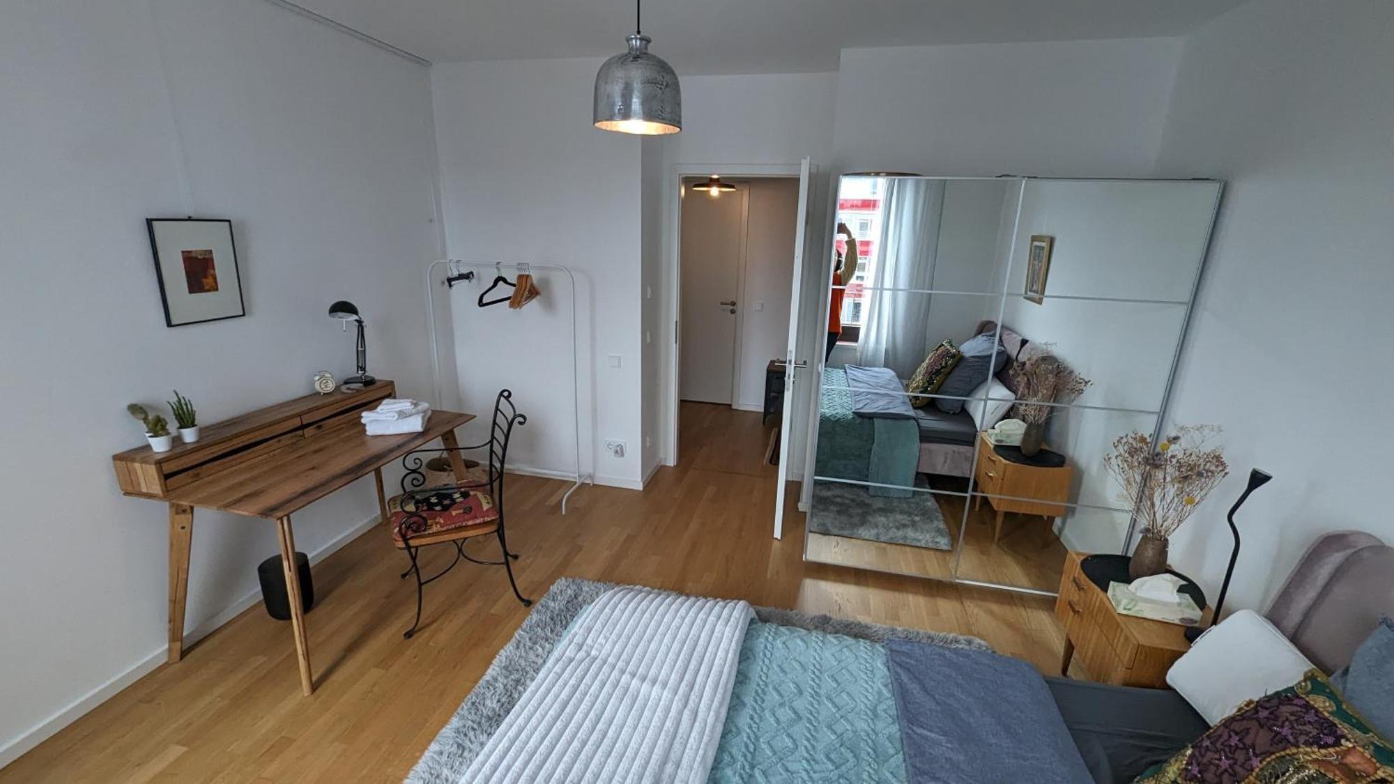 Either Private 2B2B Or Shared 1B1B, Luxury, Bright, Spacious Berlin Room photo